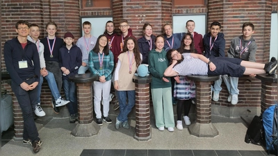 Das bayerische Team beim Bundesfinale der Mathematik-Olympiade 2024. Vom MTG mit dabei: Lehrer Niko Eschrich (links), Philipp Schotten (4. von links), Johannes Jacob (letzte Reihe, 4. von rechts) und Juan Rivera Chopinaud (ganz rechts). (Foto: Nicholas Schwab MOBy e.V)