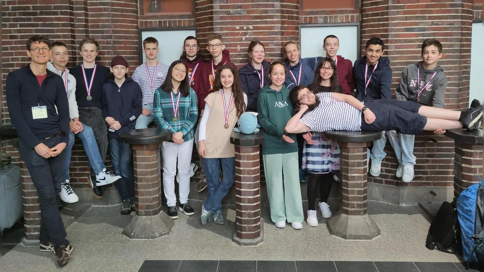 Das bayerische Team beim Bundesfinale der Mathematik-Olympiade 2024. Vom MTG mit dabei: Lehrer Niko Eschrich (links), Philipp Schotten (4. von links), Johannes Jacob (letzte Reihe, 4. von rechts) und Juan Rivera Chopinaud (ganz rechts). (Foto: Nicholas Schwab MOBy e.V)