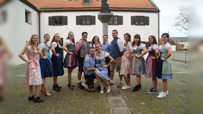 Der Kurfürst Leon Krembs, 20 Jahre jung (mitte), wohnt in München-Moosach. (Foto: VA)