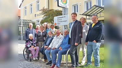 Bürgermeister Rupert Ostermair (3. von rechts) mit dem  Seniorenbeirat und dem neuen Bankerl.	 (Foto: Gemeinde)