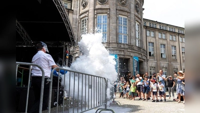 Wissenschaftliches Spektakel: Die Experimente mit flüssigem Stickstoff gehören zu den regelmäßigen Science-Summer-Vorführungen im Museumshof. (Foto: Deutsches Museum)