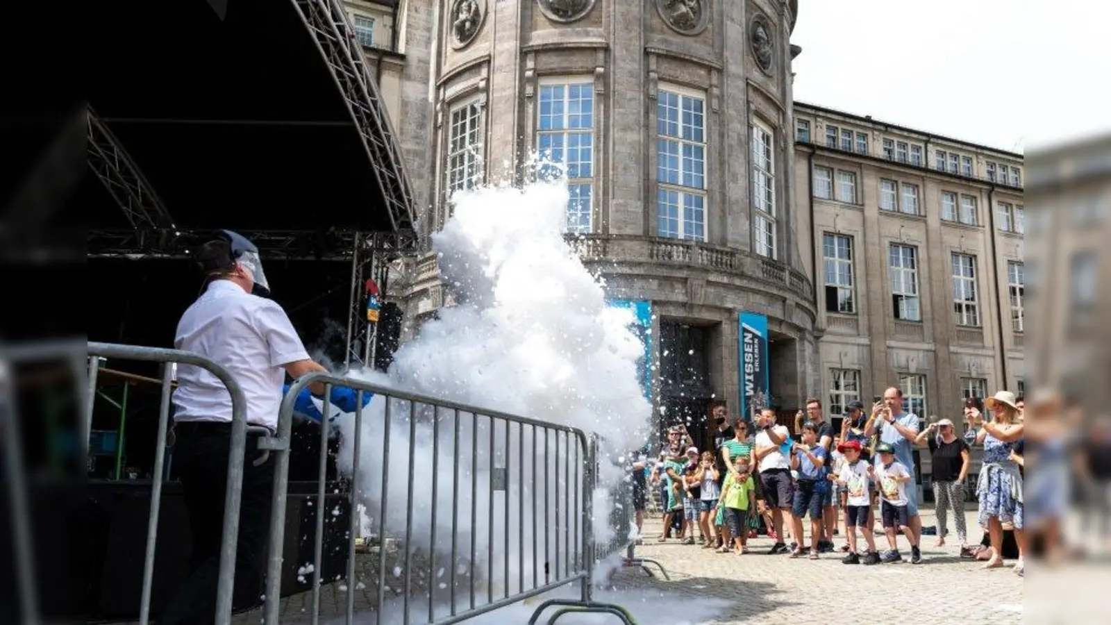 Wissenschaftliches Spektakel: Die Experimente mit flüssigem Stickstoff gehören zu den regelmäßigen Science-Summer-Vorführungen im Museumshof. (Foto: Deutsches Museum)