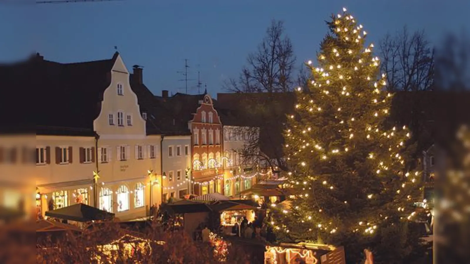 Auf dem Ebersberger Marienplatz wird es an diesem Wochenende bereits weihnachtlich. Die anderen Gemeinden folgen ab dem ersten Adventswochenende. 	 (Foto: Manfred Ruopp)