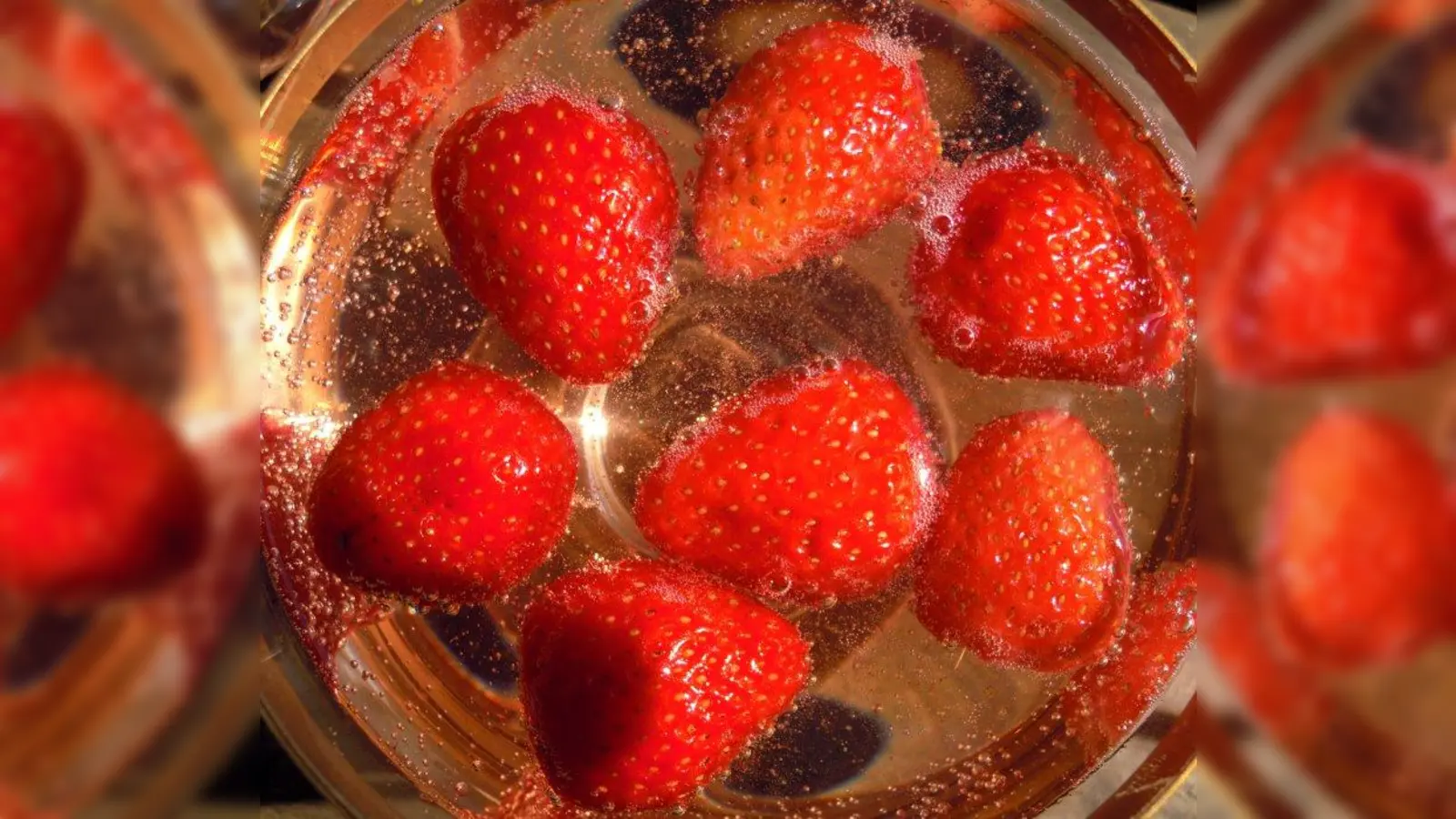 Ob als Zutat für eine Bowle oder einfach so im Sekt: Erdbeeren machen sich super in weinhaltigen Getränken. (Foto: Klaus Stevens/pixelio.de)