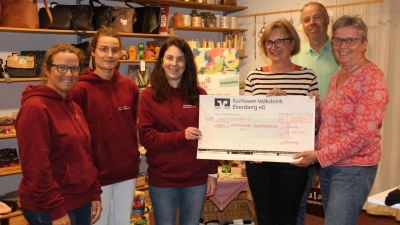 (V.l.n.r.:) Lena Grimm, Katharina Lochner und Silvia Molena vom Verein IJB nehmen die Spende des Weltladens entgegen von Monika Hammer, Angela Reichmeyer und Josef Biesenberger. (Foto: red)