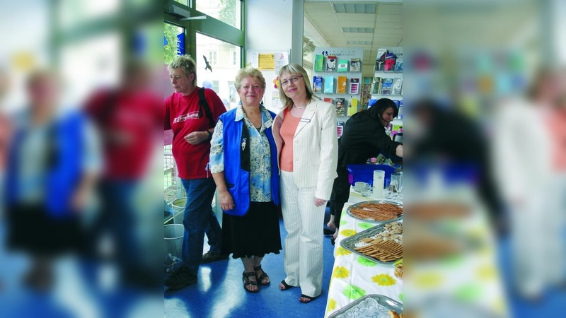 Gabriele Gerundt und Bibliotheksleiterin Maria Stotz. (Foto: pi)