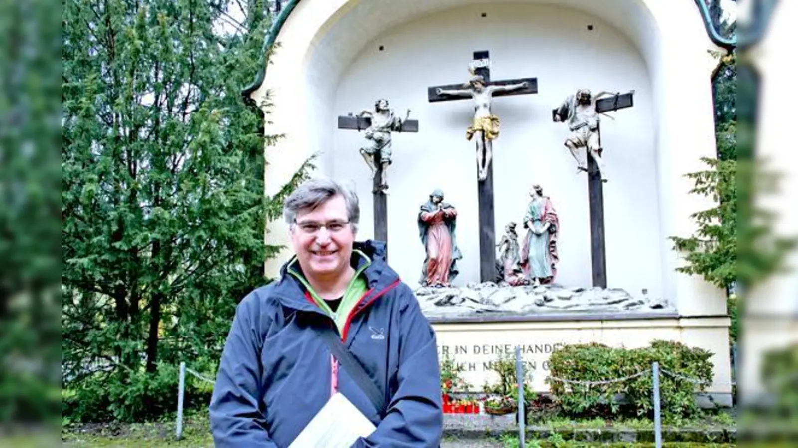 Peter Lippert von der Friedhofsverwaltung vor der kleinen Kreuzigungsgruppe auf dem Westfriedhof.	 (Foto: Wally Schmidt)