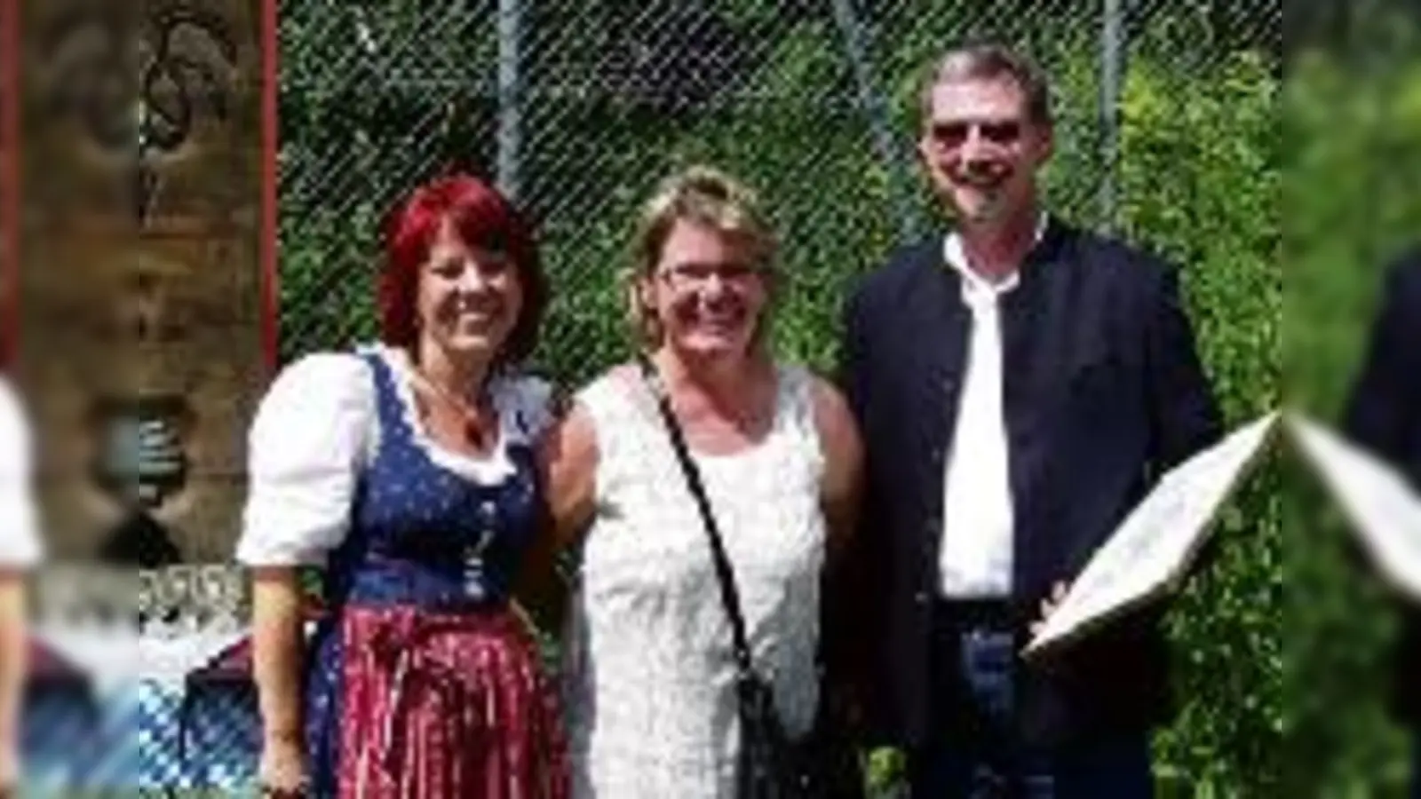 Die Stadträte Diana Stachowitz und Alexander Reissl nahmen die »Mutter des Vereins«, Dagmar Herget, in ihre Mitte und würdigten ihr Engagement.	 (Foto: sd)