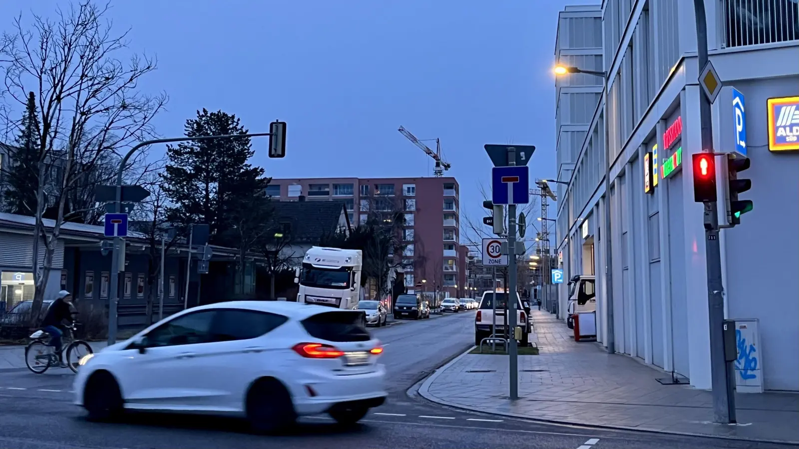 Einbahnstraße aufgehoben: Am Anfang der Berduxstraße kann der Verkehr in beide Richtungen fließen. (Foto: Ulrike Seiffert)