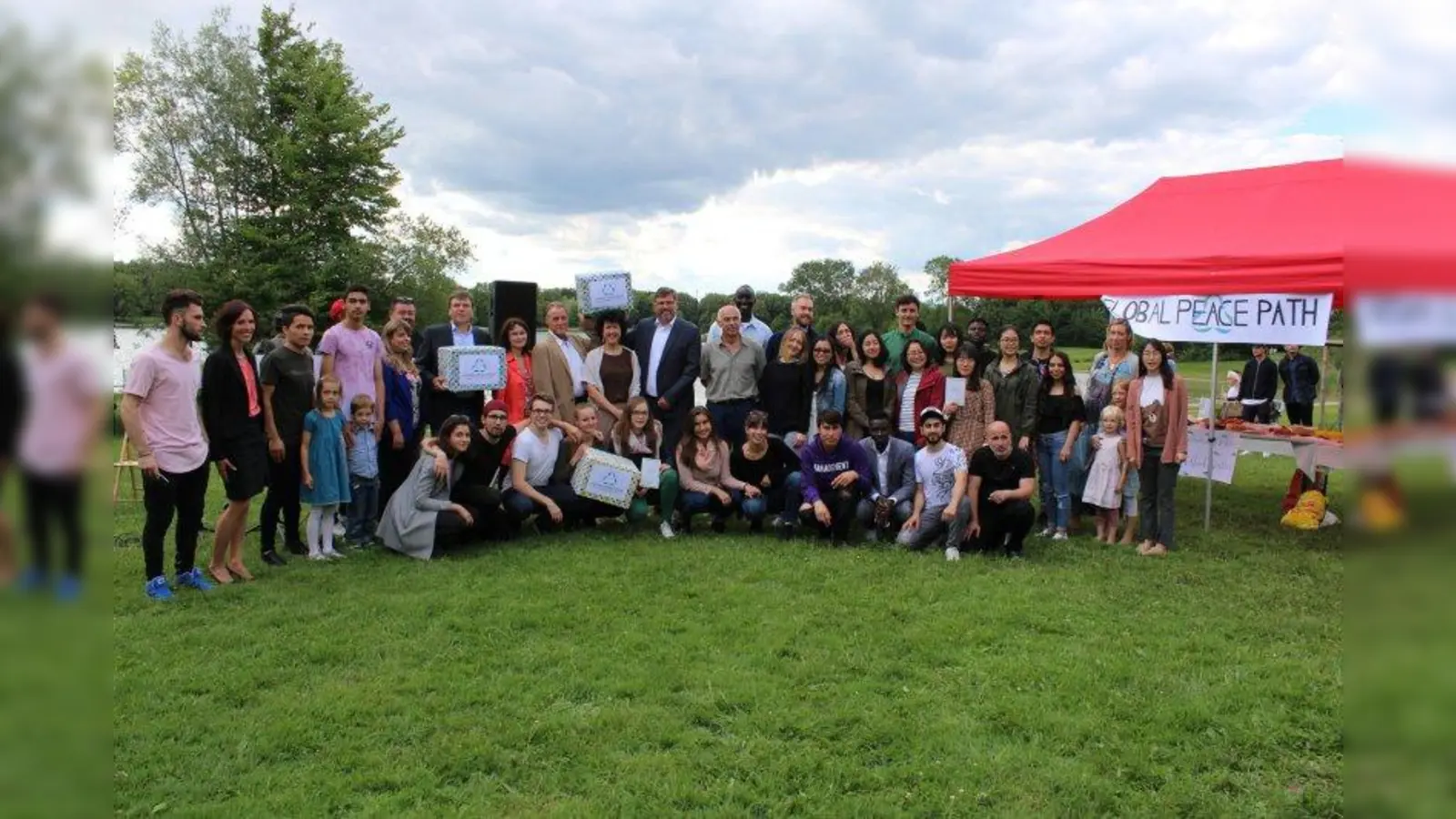 Landrat Stefan Löwl (Mitte) und Bürgermeister Stefan Kolbe (7.v.l.) haben unter anderem gemeinsam mit den beiden Initiatorinnen des Projekts, Petra Rauschert (2.v.l.) und Claudia Owczarek (5.v.l.), sowie den Beteiligten am „Global Peace Path” den „Weltfriedenspfad” am Karlsfelder See eröffnet. (Foto: sb)