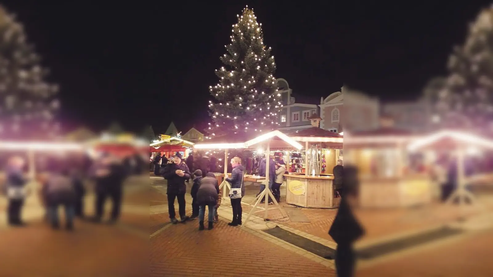 Weihnachtlicher Lichterglanz zur Eröffnung des Erdinger Christkindlmarktes.	 (Foto: kw)