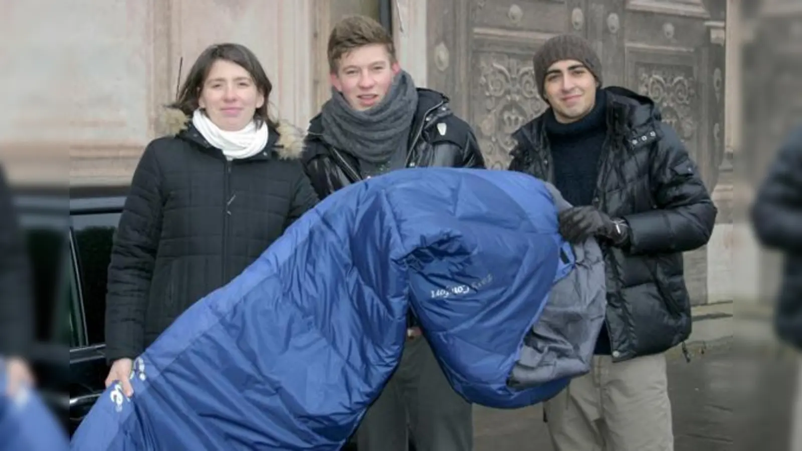 Kälteschutz für Obdachlose: Jasmin Irl verteilt Schlafsäcke, die Helfer Thomas und  Ryan (v. l.) sammeln Spenden. 	 (Foto: Sylvie-Sophie Schindler)