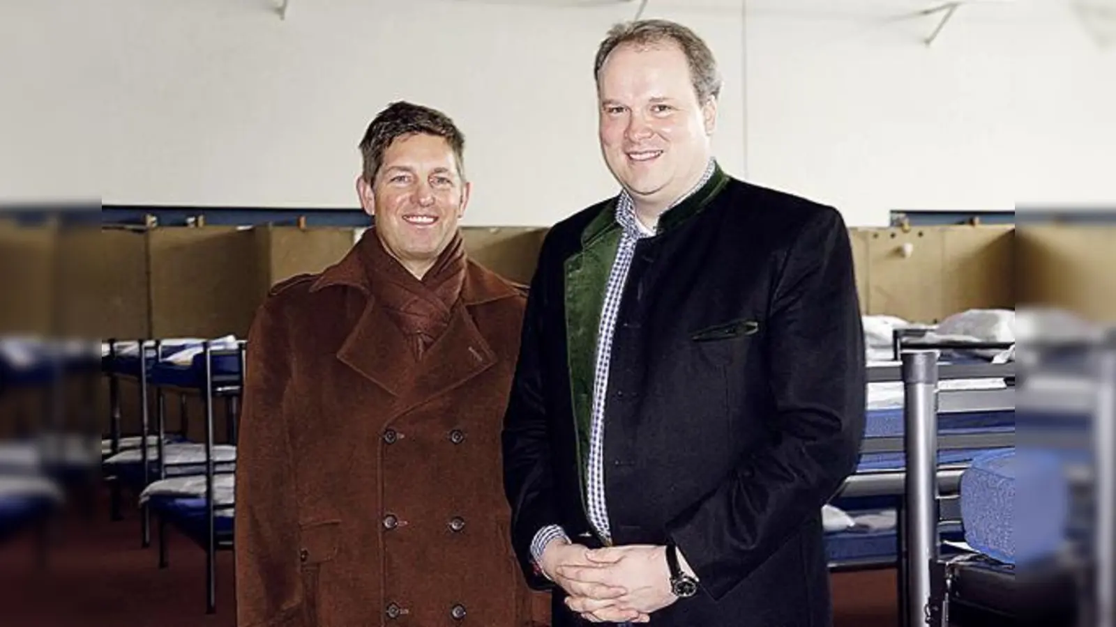 Bürgermeister Ullrich Sander (l.) und Landrat Christoph Göbel sind stolz auf die vielen Helfer, die bei der Umsetzung des Notfallplans geholfen haben.  (Foto: hw)