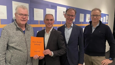 Freuten sich über die Gründung der „Heinz Burger Stiftung” (v.l.): Stifter Heinz Burger, Gerald Wiencke (Stiftungsvorsitzender), Thomas Höhenleitner (Schulleiter) und Markus Roeßler (Elternbeiratsvorsitzender). (Foto: MBG)