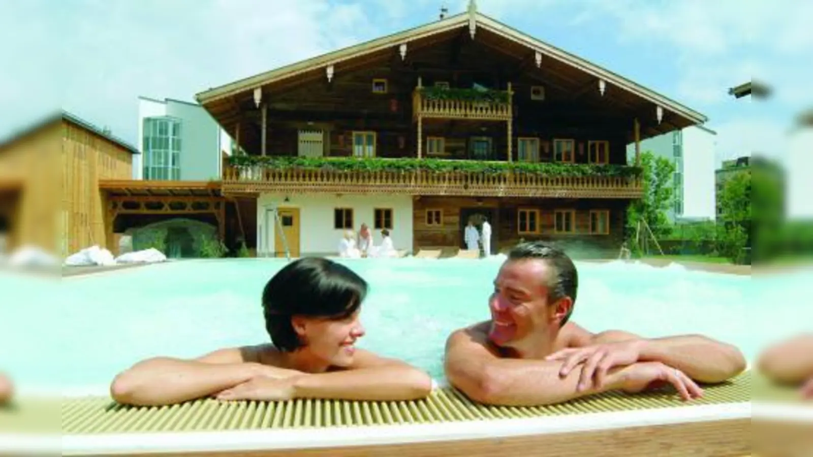 Das schwefelhaltige Heilwasser, das mit 56 °C aus 1.000 Meter Tiefe sprudelt, hat eine unvergleichlich natürliche Heilwirkung. (Foto: pi)