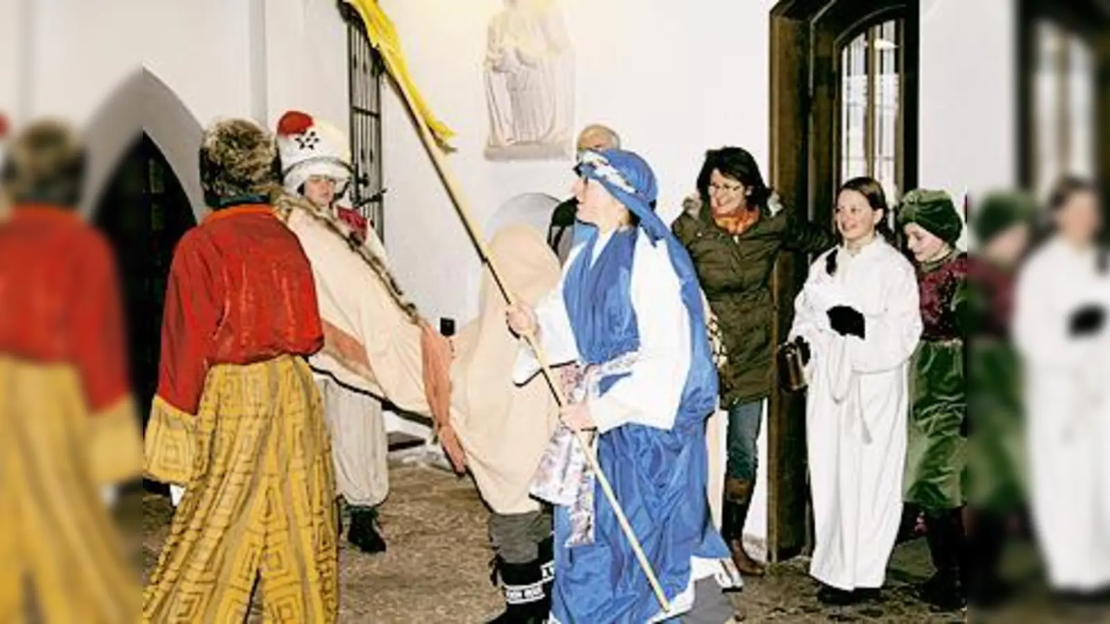 Von Haustür zu Haustür zogen die eifrigen Sternsinger in Grünwald.  (Foto: mst)