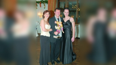 Jeanette Scherer (l.), Pressesprecherin der Würmesia, und Würmesia-Präsidentin Ea Meinhardt mit Hans-Jürgen Buchner. (Foto: Würmesia)