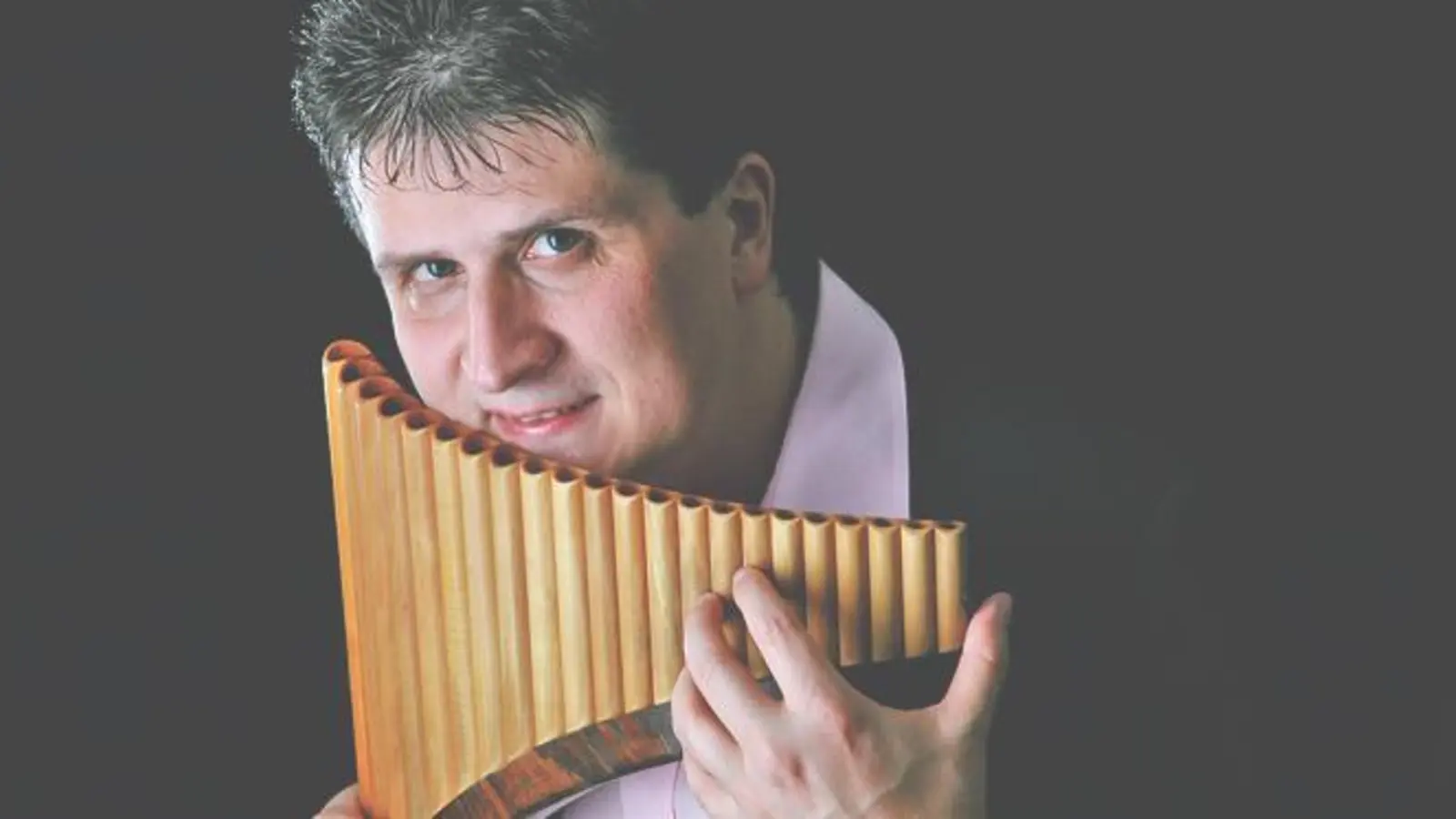 Seit über 20 Jahren steht Jürgen Schultis mit seiner Panflöte auf der Bühne.	 (Foto: VA)