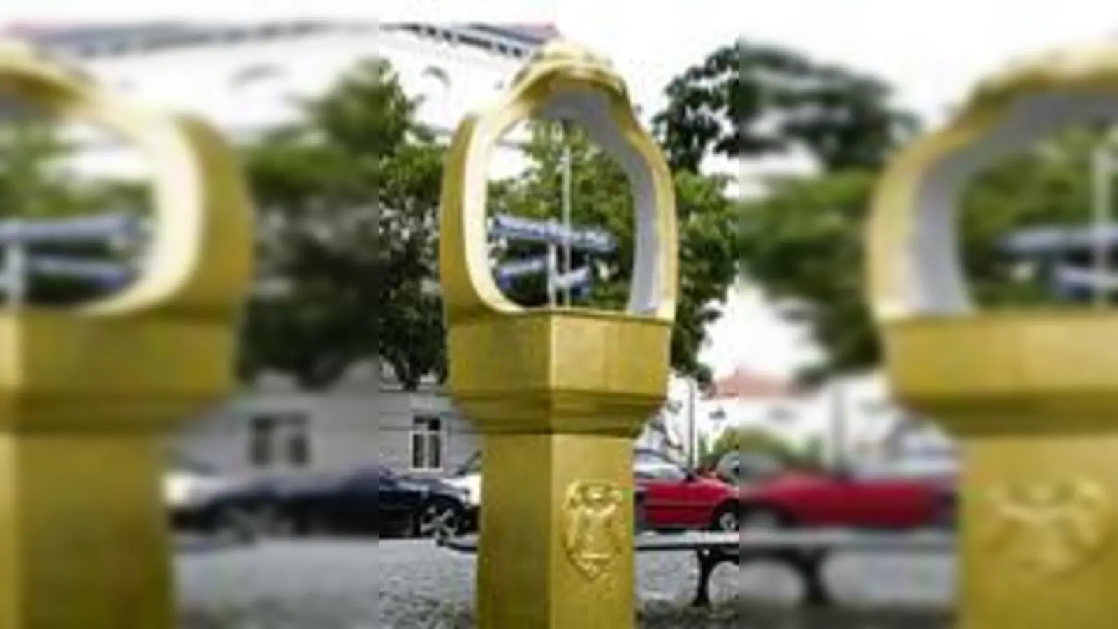 Seit kurzem vergoldet (samt Hundetränke): der Brunnen am Genoveva-Schauer-Platz.  (Foto: ms)