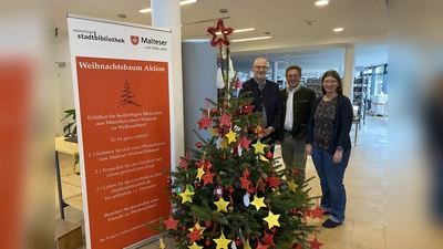 Bürgermeister Rudolph Haux, Michael Dietze vom Malteser Hilfsdienst und Bibliotheksleiterin Diana Widmann (v.l.) machen auf den Wunschbaum aufmerksam. (Foto: © Gemeinde Krailling)