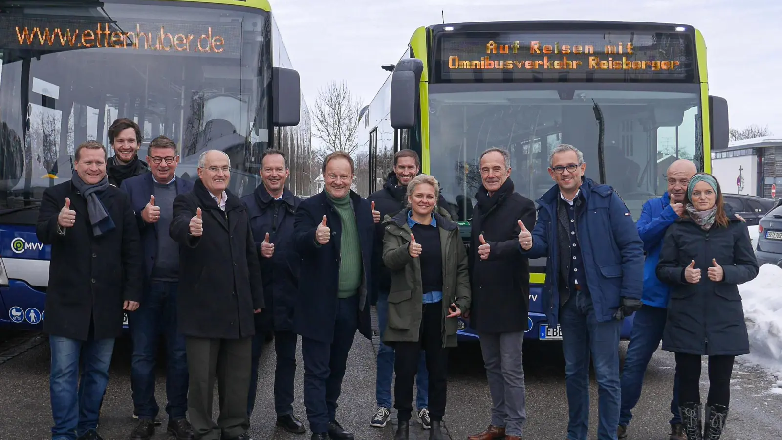 Die Bürgermeister der Städte und Gemeinden, die von den beiden neuen Buslinien profitieren haben zusammen mit Landrat Robert Niedergesäß den Busunternehmern stets gute Fahrt gewünscht. (Foto: Landratsamt Ebersberg)