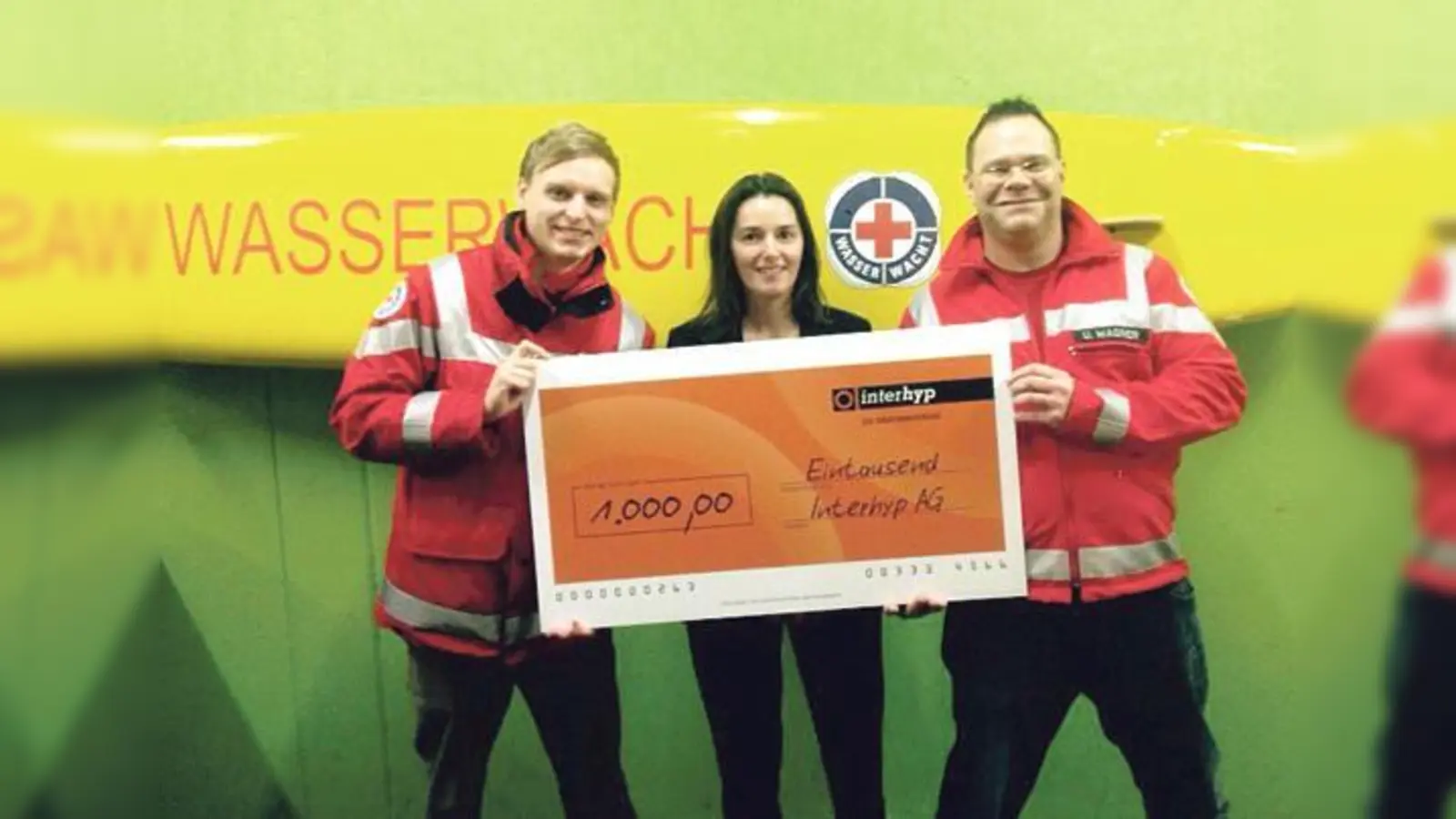 Interhyp-Mitarbeiterin Barbara Osvald übergibt den Scheck an die Riemer Wasserwacht.	 (Foto: Heidi Müller)