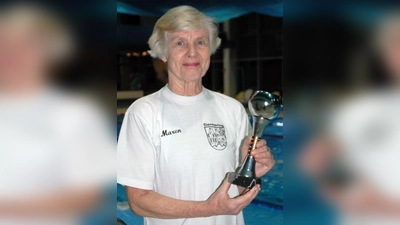 Maren Piskora mit ihrem Pokal für die punktebeste Leistung der langen Strecken in Ingelheim. (Foto: pi)