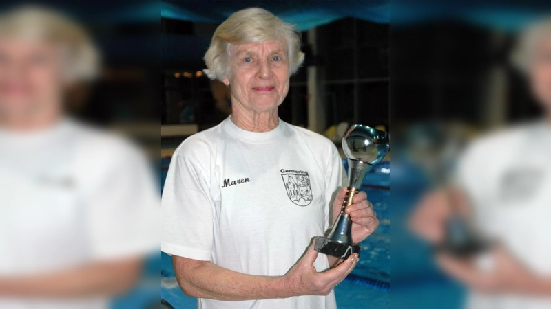 Maren Piskora mit ihrem Pokal für die punktebeste Leistung der langen Strecken in Ingelheim. (Foto: pi)