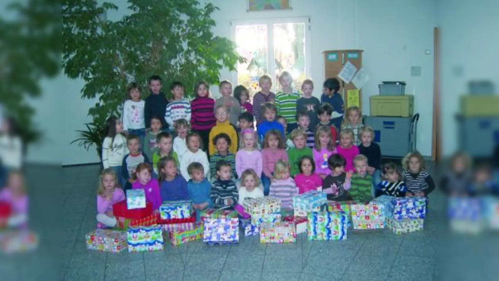 Die Kindergartenkinder der „Arche Noah“ packten Geschenke für die Aktion „Weihnachten im Schuhkarton“. Die Pakete gehen an Kinder in Osteuropa. (Foto: pi)