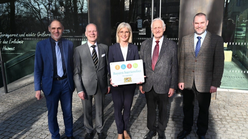 Bei der Signetübergabe „Bayern barrierefrei“ an das Sudetendeutsche Museum (von links nach rechts): Direktor Stefan Planker, Alexander Klein (stellvertretender Vorstandsvorsitzender), Bayerns Sozialministerin Ulrike Scharf, Stiftungsvorsitzender Ortfried Kotzian und Museums-Verwaltungsleiter Jens Bergmann. (Foto: Sudetendeutsches Museum)
