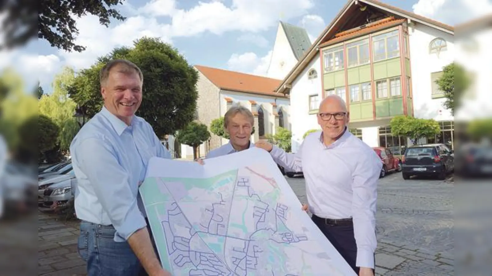 Bürgermeister Stefan Schelle freut sich gemeinsam mit Gerold Krall und Michael Sieve von Inexio das Oberhachinger  »Glasfasernetz« entsprechend bespielen zu können.	 (Foto: hw)