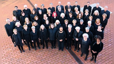 „Very British“: Der Chor St. Ulrich bringt im Neujahrskonzert Chorwerke aus England zu Gehör. Die Sandtner-Orgel spielt Prof. Norbert Düchtel aus Regensburg.  (Foto: Matthias Berthel)