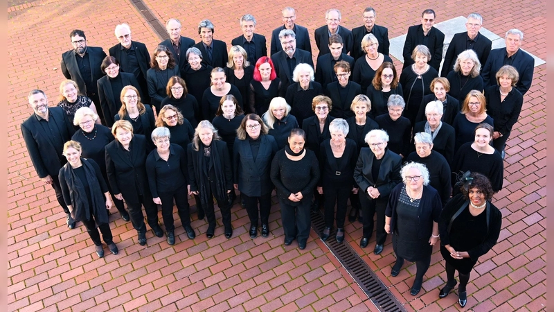 „Very British“: Der Chor St. Ulrich bringt im Neujahrskonzert Chorwerke aus England zu Gehör. Die Sandtner-Orgel spielt Prof. Norbert Düchtel aus Regensburg.  (Foto: Matthias Berthel)