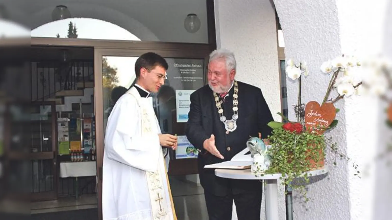 Der Neupriester mit Bürgermeister Martin Esterl bei der Eintragung in das Goldene Buch.	 (Foto: Christine Gerneth)
