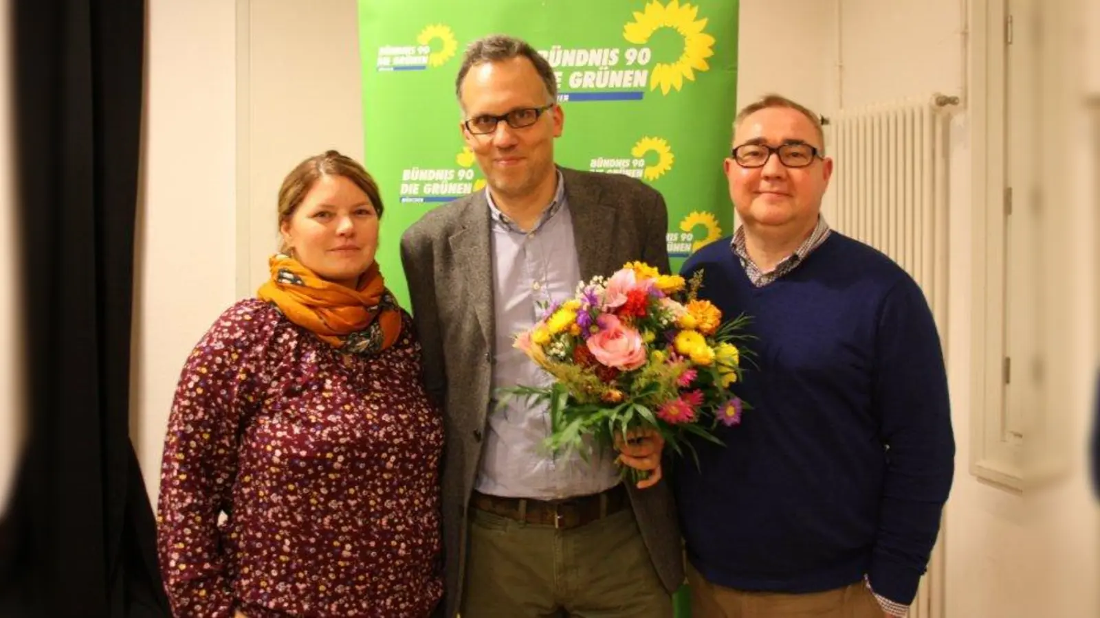 Peter Heilrath (Mitte) geht als Direktkandidat für den Bundestag der Grünen im Wahlkreis München-Süd ins Rennen. Gudrun Lux und Hermann „Beppo Brem”,  Vorsitzende der Münchner Grünen, gratulierten ihm zur Wahl. (Foto: pi)