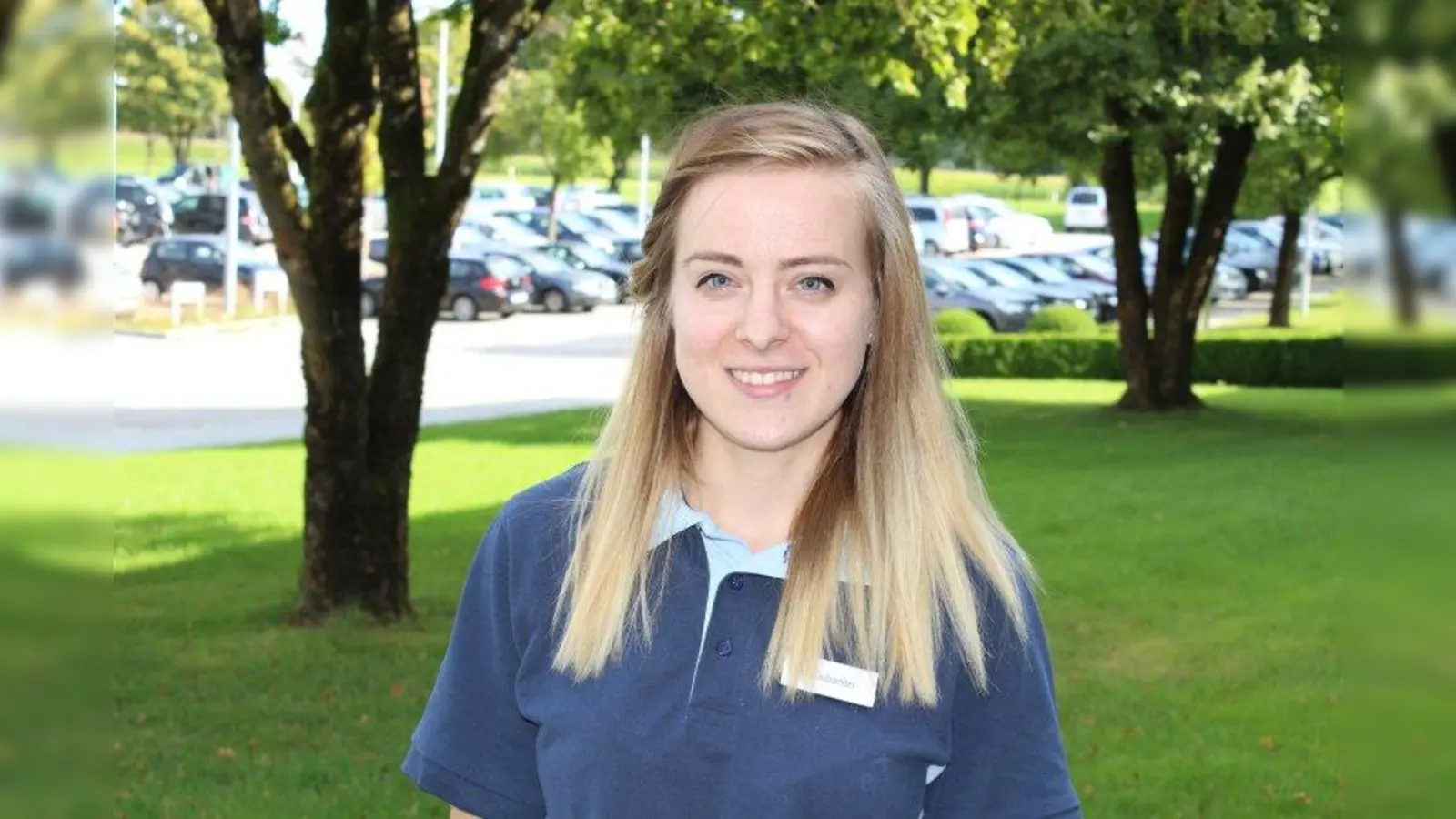 Cristina Aciobanitei, 21 Jahre, Filiale Freilassing: „Mir gefällt es bei ALDI SÜD sehr gut. Ich möchte schon jetzt nirgendwo anders mehr arbeiten. Es hat mir vom ersten Tag an super gut gefallen. Die Stimmung im Team ist toll. Ich bekomme auch alles erklärt, so dass ich mich sehr gut zurechtfinden kann. Ich hatte vor meiner Ausbildung schon einen Probetag in der Filiale absolviert und dann meine Bewerbung abgegeben. Als ich zum Vorstellungsgespräch eingeladen wurde, war ich glücklich. Und jetzt bin froh, dass es mit einer Ausbildung geklappt hat.“ (Foto: sb)