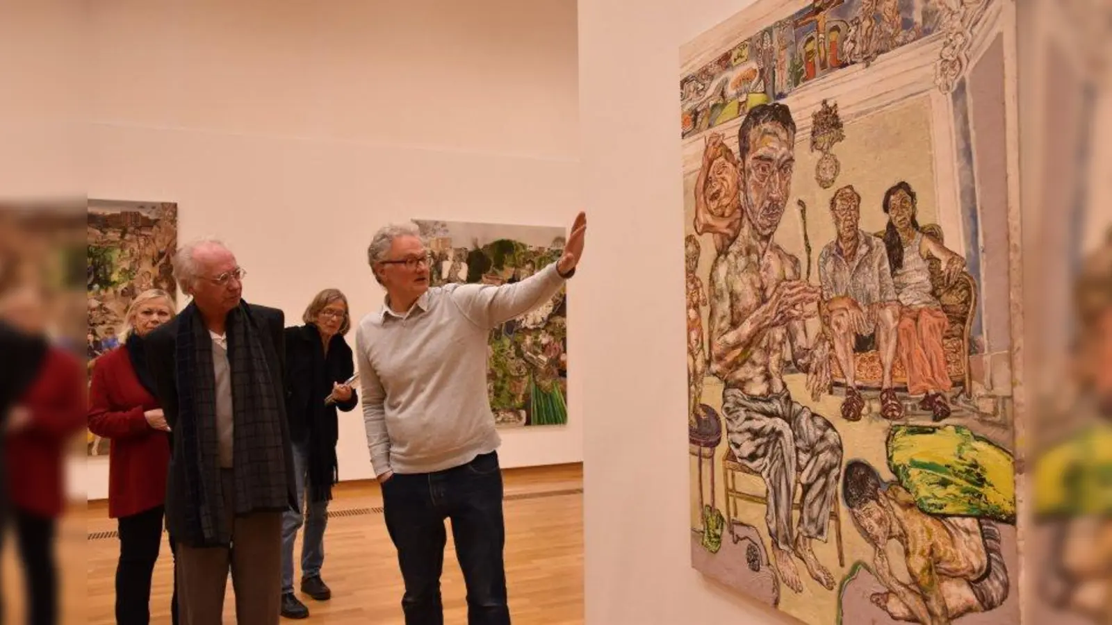 Künstler Erwin Pfrang und Museumsleiter Daniel Schreiber erläutern Besuchern das Bild &amp;quot;Die Gespenster&amp;quot;. (Foto: Hauck)