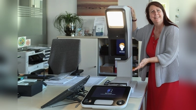 Susanne Ziegler vom Bürgerbüro zeigt eines der neuen Point ID-Geräte. (Foto: Gemeinde Herrsching)