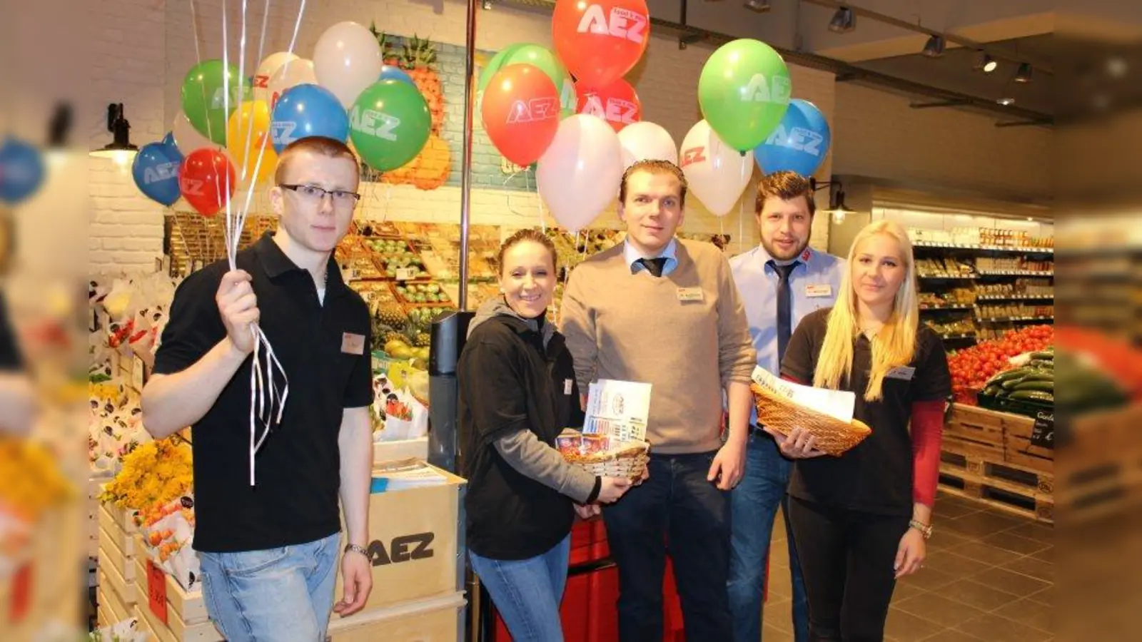 AEZ-Marktleiter Michael Kaufmann (Mitte) zusammen mit seinen Mitarbeitern David Rygoll (l.), Dragana Cosic (2.v.l.), Alexander Menzinger (2.v.r.) und Jennifer Hahn. (Foto: sb)