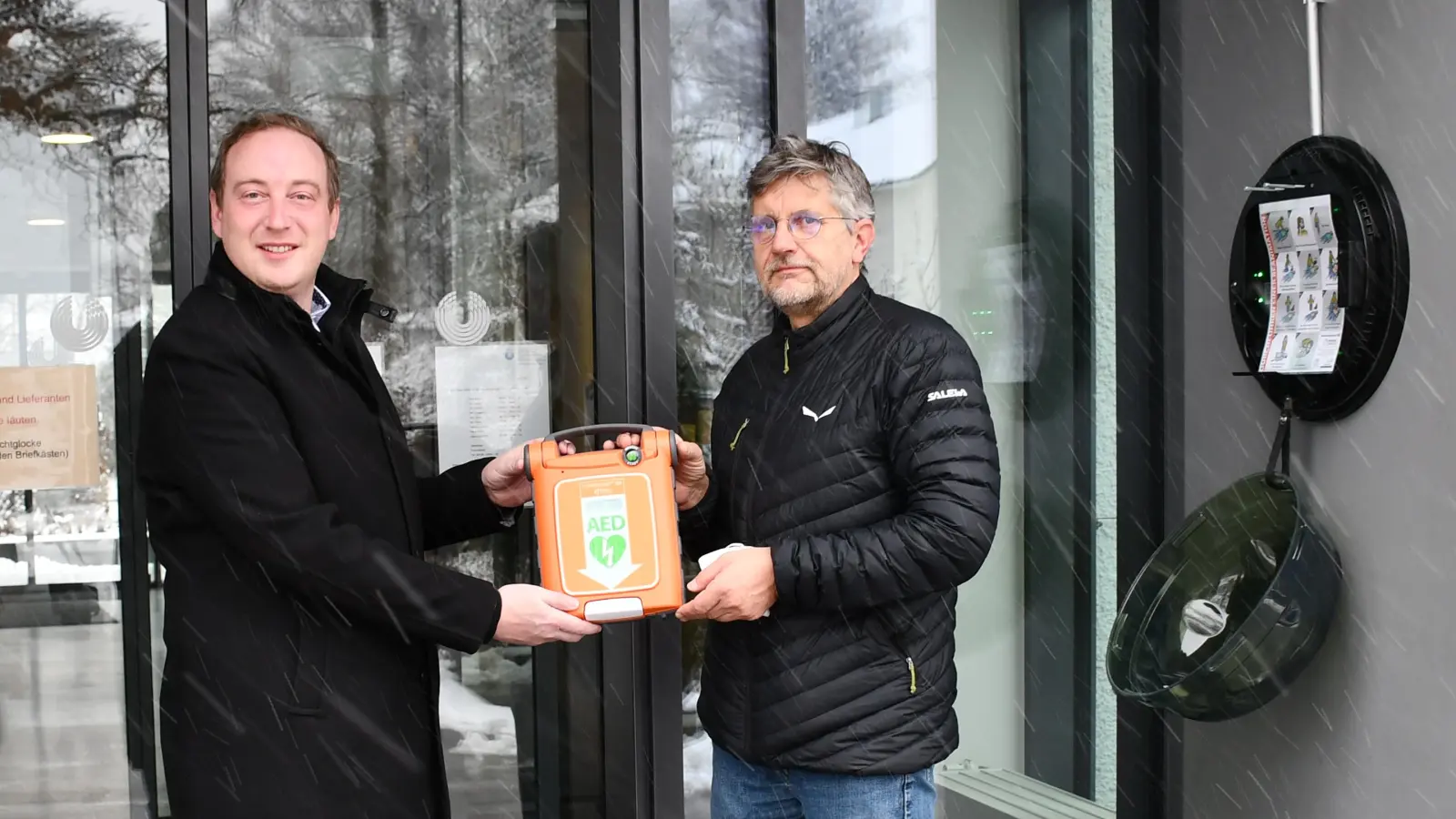 Bürgermeister Leonhard Spitzauer (links) und Michael Liebmann freuen sich über die Inbetriebnahme des neuen Defibrillators.  (Foto: Riffert/KJSW)