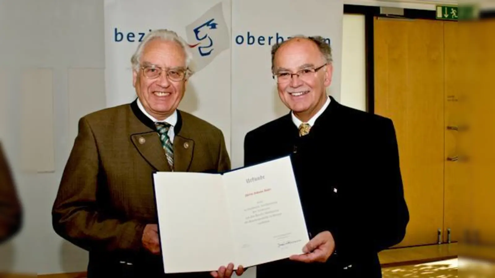 Johann Baier (li.) bei der Überreichung der Medaille und Urkunde durch Bezirkstagspräsident Josef Mederer.	 (Foto: Bezirkstag)