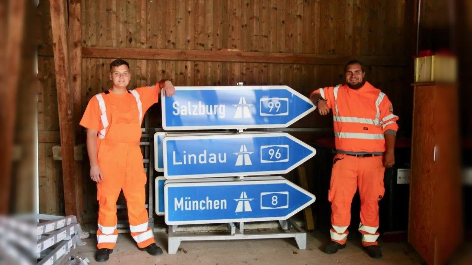 Beim Praktikum in der Autobahnmeisterei München-West haben Aaron und Dennis gleich gemerkt: Das ist es! Nun sind sie mitten in der dreijährigen Ausbildung zum Straßenwärter. (Foto: us)