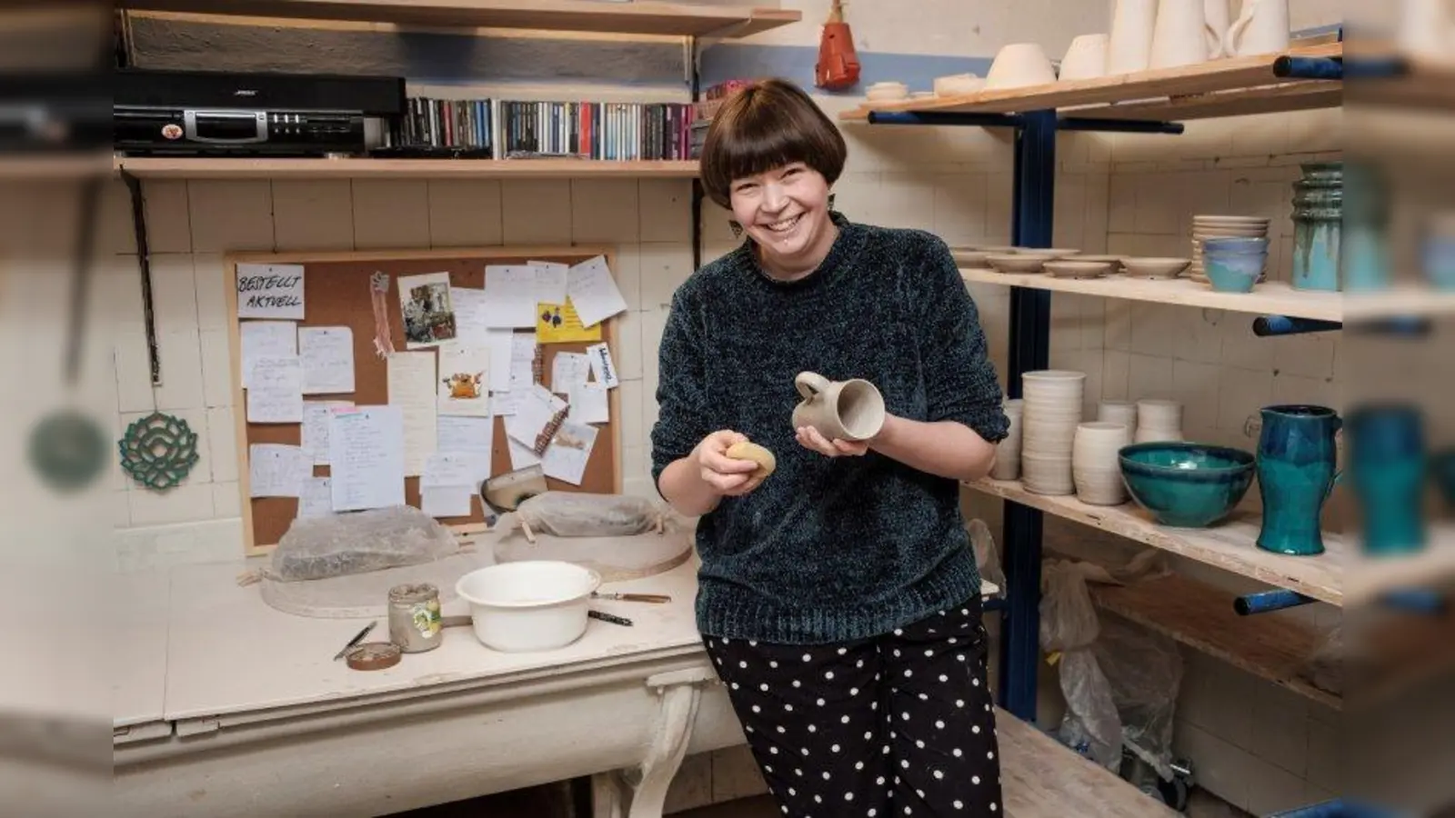 Junge Künstler in alten Räumen: Die Keramikerin Lisa Muck hat die ehemalige Bäckerei in der Guldeinstraße 33 zur Werkstatt umfunktioniert. Der einstige Teigtrog dient ihr nun als Arbeitstisch. Beim Open Westend führt sie auch das Drehen an der Töpferscheibe vor. (Foto: Erol Gurian)
