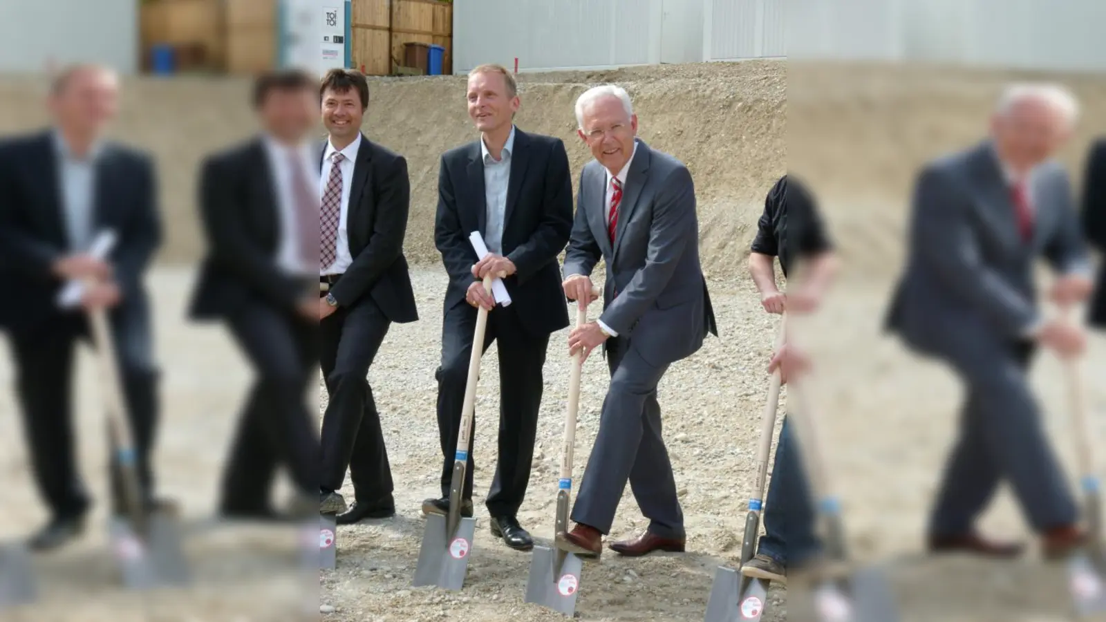 Architekt John Höpfner (l.) und Wolfgang Zenker, Mitglied der Kirchenleitung der Neuapostolischen Kirche Süddeutschland, beim Spatenstich. (Foto: BK)