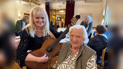 Liedermacherin Edeltraud Rey mit Lichtblick-Seniorin Elfriede M. (92) beim kostenfreien und gut besuchten Konzert im Wirtshaus Leiberheim.  (Foto: Seniorenhilfe Lichtblick)