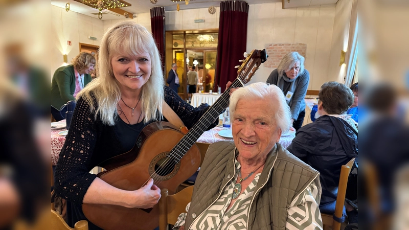 Liedermacherin Edeltraud Rey mit Lichtblick-Seniorin Elfriede M. (92) beim kostenfreien und gut besuchten Konzert im Wirtshaus Leiberheim.  (Foto: Seniorenhilfe Lichtblick)