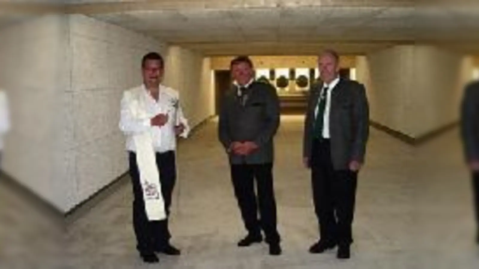 Die Tiefe des Raumes  nicht nur beim Fußball bedeutungsvoll. Martin Cambensy, Josef Kaiser und Architekt Reinhard Loy (v. li.) auf der neuen Schießanlage des Schützenkranz Moosach.	  (Foto: Verein)