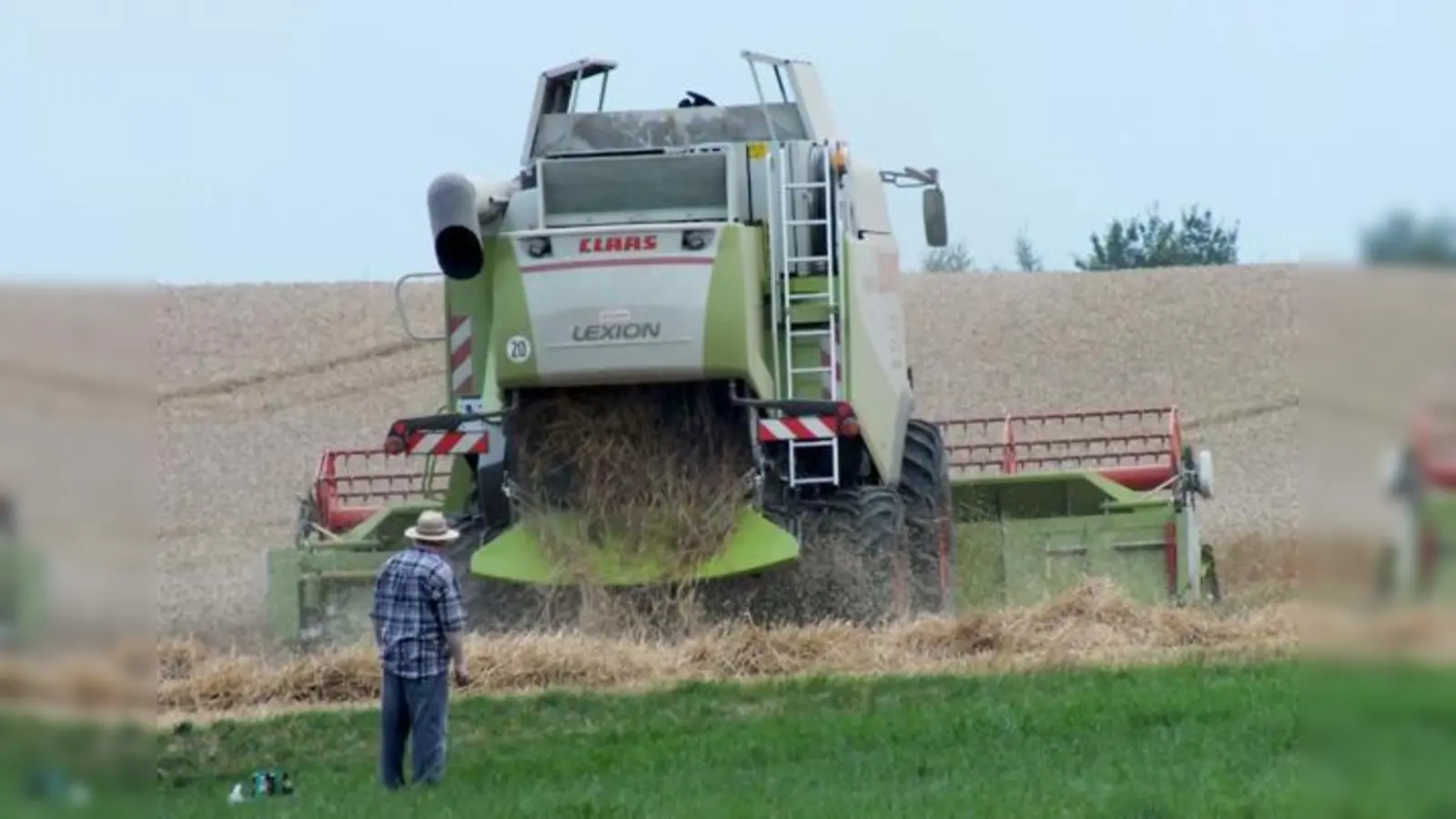 Die Getreideernte ist eine Domäne moderner Großmaschinen. Ohne den Maschinenring  geht hier schon fast gar nichts mehr. Unser Bild entstand im Erdinger Holzland.	 (Foto: kw)
