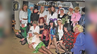 aAuch die Herren dürfen als Frau verkleidet beim Weiberfasching ausgelassen mitfeiern.	 (Foto: VA)
