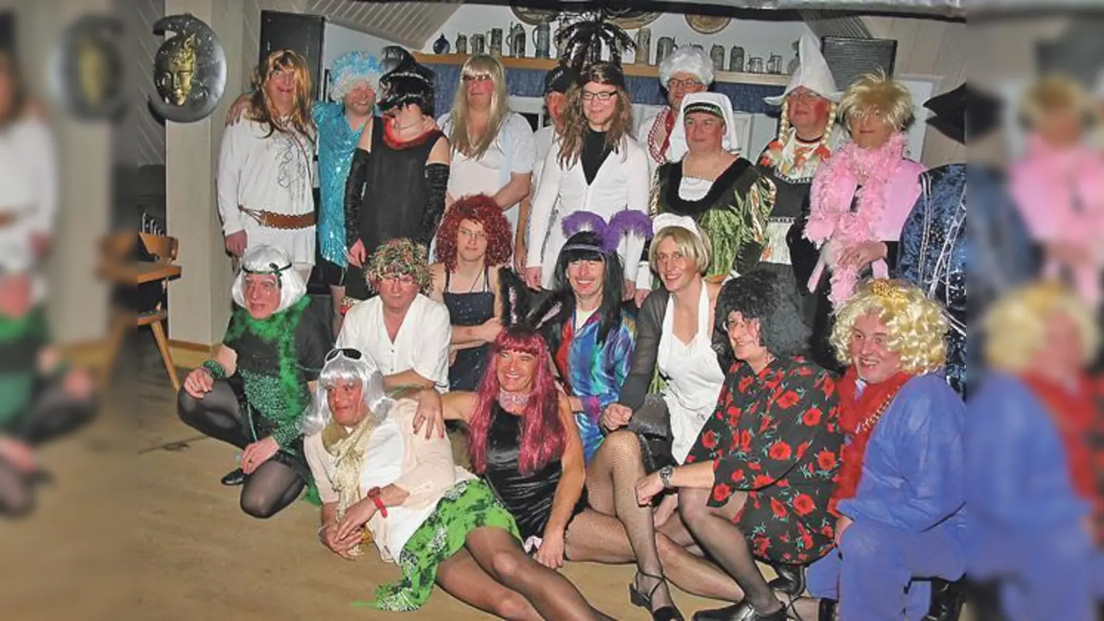 aAuch die Herren dürfen als Frau verkleidet beim Weiberfasching ausgelassen mitfeiern.	 (Foto: VA)